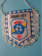 DINAMO KIEV > FANION De FOOTBALL / VOETBAL (Pennant) WIMPEL (Drapeau) ( See Scan ) +/- 10 X 8 Cm.! - Abbigliamento, Souvenirs & Varie