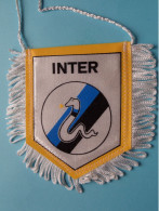 INTER > FANION De FOOTBALL / VOETBAL (Pennant) WIMPEL (Drapeau) ( See Scan ) +/- 10 X 8 Cm.! - Habillement, Souvenirs & Autres