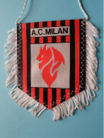 A.C. MILAN > FANION De FOOTBALL / VOETBAL (Pennant) WIMPEL (Drapeau) ( See Scan ) +/- 10 X 8 Cm.! - Apparel, Souvenirs & Other