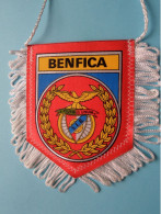 BENFICA > FANION De FOOTBALL / VOETBAL (Pennant) WIMPEL (Drapeau) ( See Scan ) +/- 10 X 8 Cm.! - Bekleidung, Souvenirs Und Sonstige