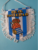 REAL SOCIEDAD > FANION De FOOTBALL / VOETBAL (Pennant) WIMPEL (Drapeau) ( See Scan ) +/- 10 X 8 Cm.! - Apparel, Souvenirs & Other