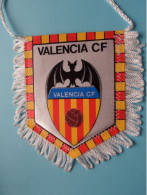 VALENCIA CF > FANION De FOOTBALL / VOETBAL (Pennant) WIMPEL (Drapeau) ( See Scan ) +/- 10 X 8 Cm.! - Apparel, Souvenirs & Other