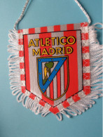 ATLETICO MADRID > FANION De FOOTBALL / VOETBAL (Pennant) WIMPEL (Drapeau) ( See Scan ) +/- 10 X 8 Cm.! - Habillement, Souvenirs & Autres