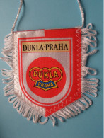 DUKLA PRAHA > FANION De FOOTBALL / VOETBAL (Pennant) WIMPEL (Drapeau) ( See Scan ) +/- 10 X 8 Cm.! - Uniformes Recordatorios & Misc