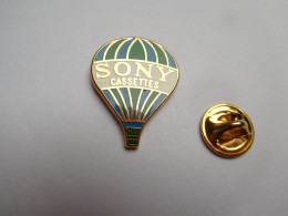 Beau Pin's En Zamac , Montgolfière , Sony Cassettes , Vert Et Bleu - Fesselballons