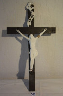 C52 Magnifique Christ Jésus Sur La Croix . Cassure Au Niveau Du Bras - Religious Art