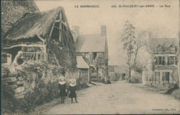 61 SAINT PHILIBERT SUR ORNE - LA RUE  (avec 2 Petites élégantes Prenant La Pose Sous Les Yeux D'une Mamie) - Autres & Non Classés