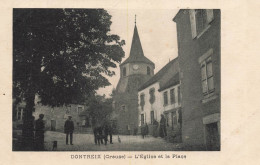 Dontreix * La Place Du Village Et L'église * Villageois - Autres & Non Classés