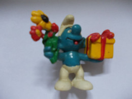 Figurine Schtroumpf / Smurf Met Pakje En Bloemen - Smurfen