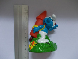 Grande / Grote Figurine Schtroumpf / Smurf Met Raket - Hoogte Ca 10cm Uitgave Peyo 1999 Bip N° 21 - Smurfen