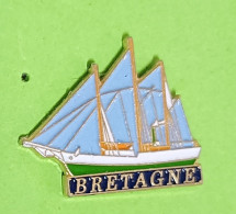 Pin's Bateau Voilier Bretagne Voiles Bleues - Bateaux