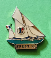 Pin's Bateau Voilier BREST 92 Leclerc - Boats