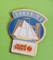 Pin's Bateau Voilier Brest 92 France Ouest - Schiffahrt