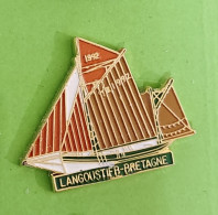 Pin's Bateau Voilier Langoustier Bretagne 1992 - Schiffahrt