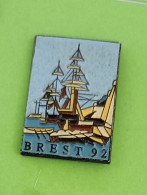 Pin's Bateau Voilier Brest 92. - Boten