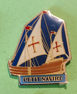 Pin's Bateau Voilier Petit Navire 1 - Bateaux