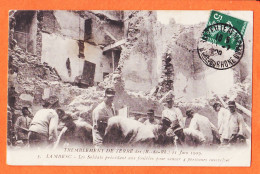 31732 / LAMBESC (13) Soldats Précédent Fouilles Pour Sauver 4 Personnes Ensevelies Tremblement Terre 11 Juin 1909 ELY - Lambesc
