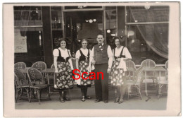 67 - BELLE CARTE PHOTO : SERVEUSES EN COSTUME TRADITIONNEL SERVEUR DEVANT BAR CAFÉ - À IDENTIFIER - STRASBOURG ? ALSACE - Cafes