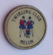 SP402 Pin's Twirling Bâton Majorette Majorettes Pin'up Twirling Club Melun Seine-et-Marne Achat Immédiat - Pin-ups