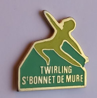 SP457 Pin's Twirling Majorette Majorettes Pin'up ST Saint Bonnet De Mure Rhône Achat Immédiat - Pin-ups