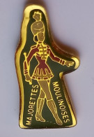 SP381 Pin's Twirling Majorette Majorettes Moulinoises Moulins-lès-Metz Moselle Pin'up Achat Immédiat - Pin-ups