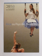 FEMME EN JUPE / BALANCOIRE - Jeu Enfant - Carte Publicitaire Belge Spectacle Alice Au Pays Des Merveilles - Altri & Non Classificati