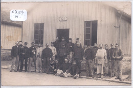 CARTE-PHOTO- MILITARIA- GROUPE DE SOLDATS D UN 19 EME REGIMENT- BATIMENT 51- OU ? - Zu Identifizieren