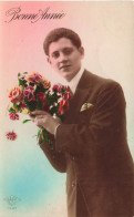 FETES - VOEUX - Nouvel An - Bonne Année - Un Homme Tenant Un Bouquet De Fleur - Carte Postale Ancienne - Nouvel An