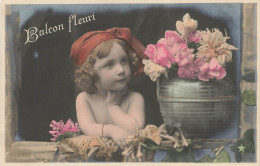 ENFANTS - Balcon Fleuri - Une Petite Fille Avec Un Bandeau Admirant Les Fleurs - Colorisé - Carte Postale Ancienne - Ritratti