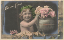 ENFANTS - Balcon Fleuri - Une Petite Fille Avec Un Bandeau Admirant Les Fleurs - Colorisé - Carte Postale Ancienne - Portraits