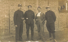 CARTE PHOTO NON IDENTIFIEE REPRESENTANT 4 SOLDATS DONT LEON JONGLET STUDIO JOSEF BRUNING WIESDORF - A Identifier