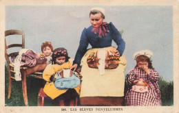 ENFANTS - Groupes D'enfants - Les élèves Dentellières - Carte Postale Ancienne - Grupo De Niños Y Familias