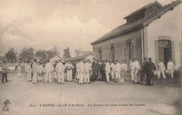 Vannes * Le 28ème Régiment D'artillerie , Les Hommes De Soupe Sortant Des Cuisines - Vannes