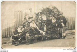 CARTE PHOTO D'UNE FETE  VOITURE FLEURIE  LIEU NON IDENTIFIE - To Identify