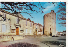 17. AULNAY DE SAINTONGE. CPSM. LE DONJON.  LA GRANDE PLACE . LA MAIRIE - Aulnay