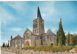 17. AULNAY DE SAINTONGE. CPSM . LOT DE 2 CARTES. EGLISE ROMANE. 1 VUE GENERALE . 2 LA FACADE ET LA CROIX HOSANNIERE - Aulnay