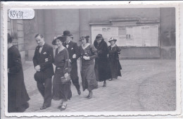 CARTE-PHOTO- CEREMONIE DANS UNE ENCEINTE D UNE MAIRIE- VOIR PLACARD DES ANNONCES LEGALES- VIERGE - Zu Identifizieren