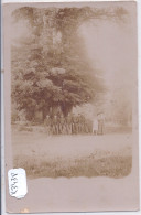 CARTE-PHOTO- MILITAIRES PRES D UN ARBRE  MULTIPLE REMARQUABLE- OU ?VOIR CORRESPONDANCE AU-DOS - Zu Identifizieren