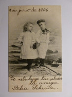 ENFANT Sur La Plage / Jeux / Fille Avec Seau / Garçon Avec Casquette / Bateau Et Pelle Posés Dans Le Sable - Scènes & Paysages