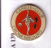 A139 Pin's JUDO KARATÉ Club AÏKIDO ARTS MARTIAUX CRONENBOURG Quartier Strasbourg Alsace Achat Immédiat - Judo
