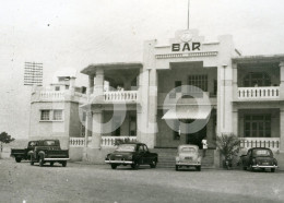 REAL PHOTO POSTCARD BAR LUSO LOBITO ANGOLA AFRICA POSTAL CARTE POSTALE CARS VOITURES MORRIS CHEVROLET HANSA BORGWARD - Angola