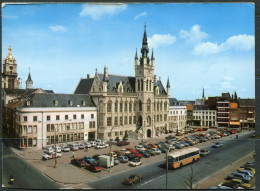 SINT NIKLAAS Ongelopen Kaart Van Het Stadhuis En Deel Van De Markt Met Parking - Autobussen - - Sint-Niklaas