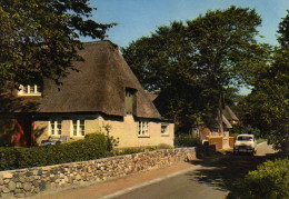 05515 - Nordseebad NIEBLUM Auf Föhr - Blick Auf Ein Friesenhaus In Der Dorfstraße - Föhr