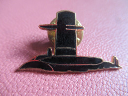 Pin's Armée / Sous-Marin / GF Groupe FIA/ Marine / Vers  1980-1990              INS179 - Boten