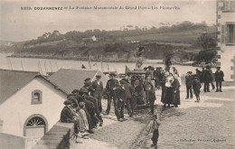 Douarnenez * La Fontaine Monumentale Du Grand Port , Les Plomarc'hs * Marins Pêcheurs Villageois - Douarnenez