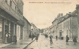 Fontenay Le Comte * Rue De La République , Prise Du Bazar GARNIER ( Grand Bazar Parisien ) * Commerces Magasins - Fontenay Le Comte