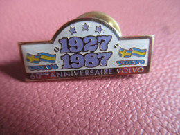 Automobile  /"60éme Anniversaire VOLVO " / Métal Doré /Avec Drapeaux Suédois /1987    INS184 - Autres & Non Classés