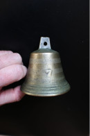 Petite Cloche Ancienne En Bronze - Bells