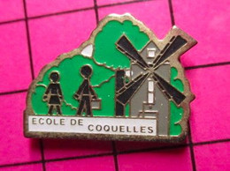 713L  Pin's Pins / Beau Et Rare / THEME : ADMINISTRATIONS / ECOLE DE COQUELLES MOULIN A VENT - Administraties