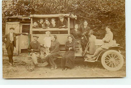 Carte Photo - Automobile - Hommes, Femmes Et Enfants Autour Et Dans Un Camion - Transporter & LKW